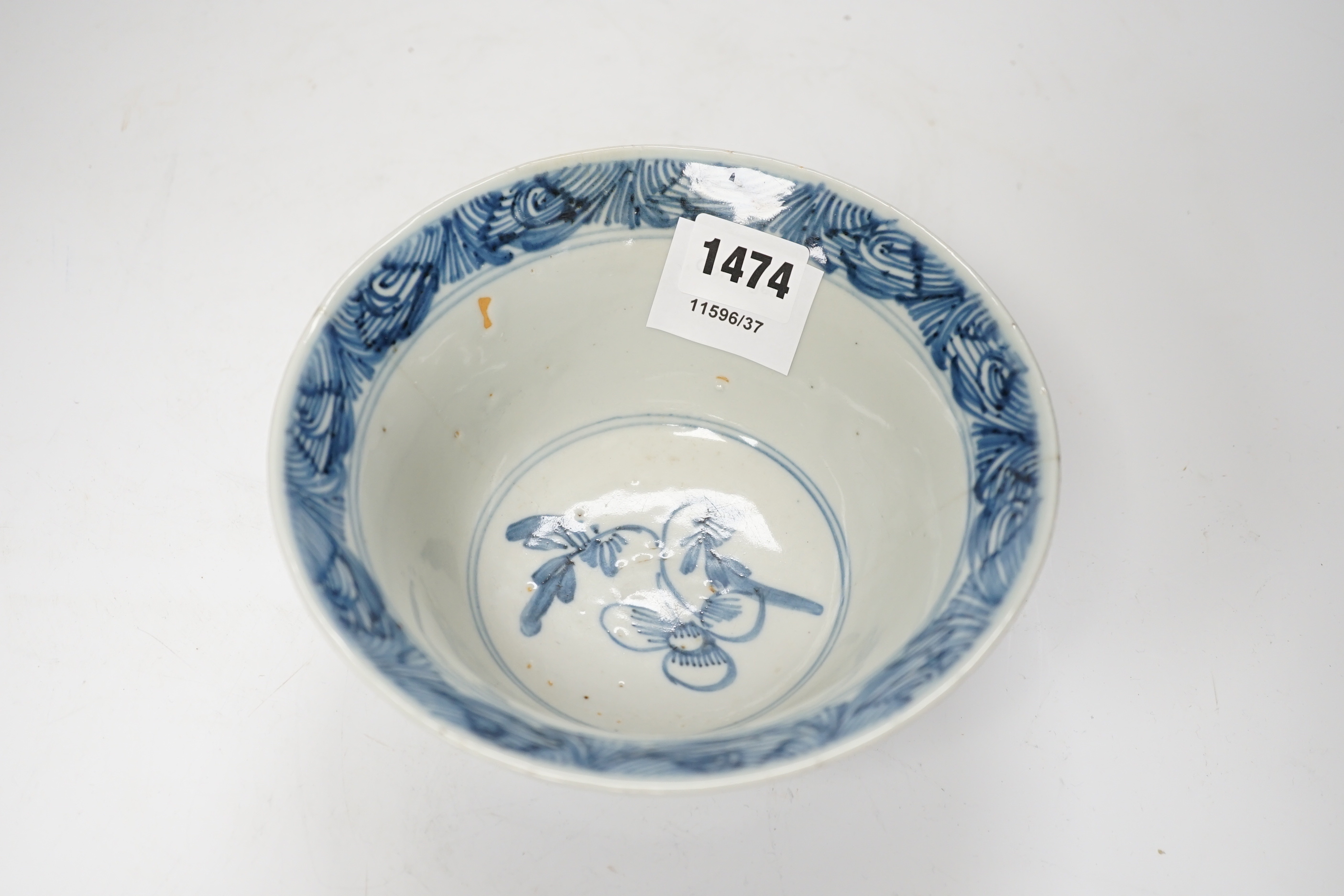 A Chinese Kangxi blue and white bowl, diameter 18cm